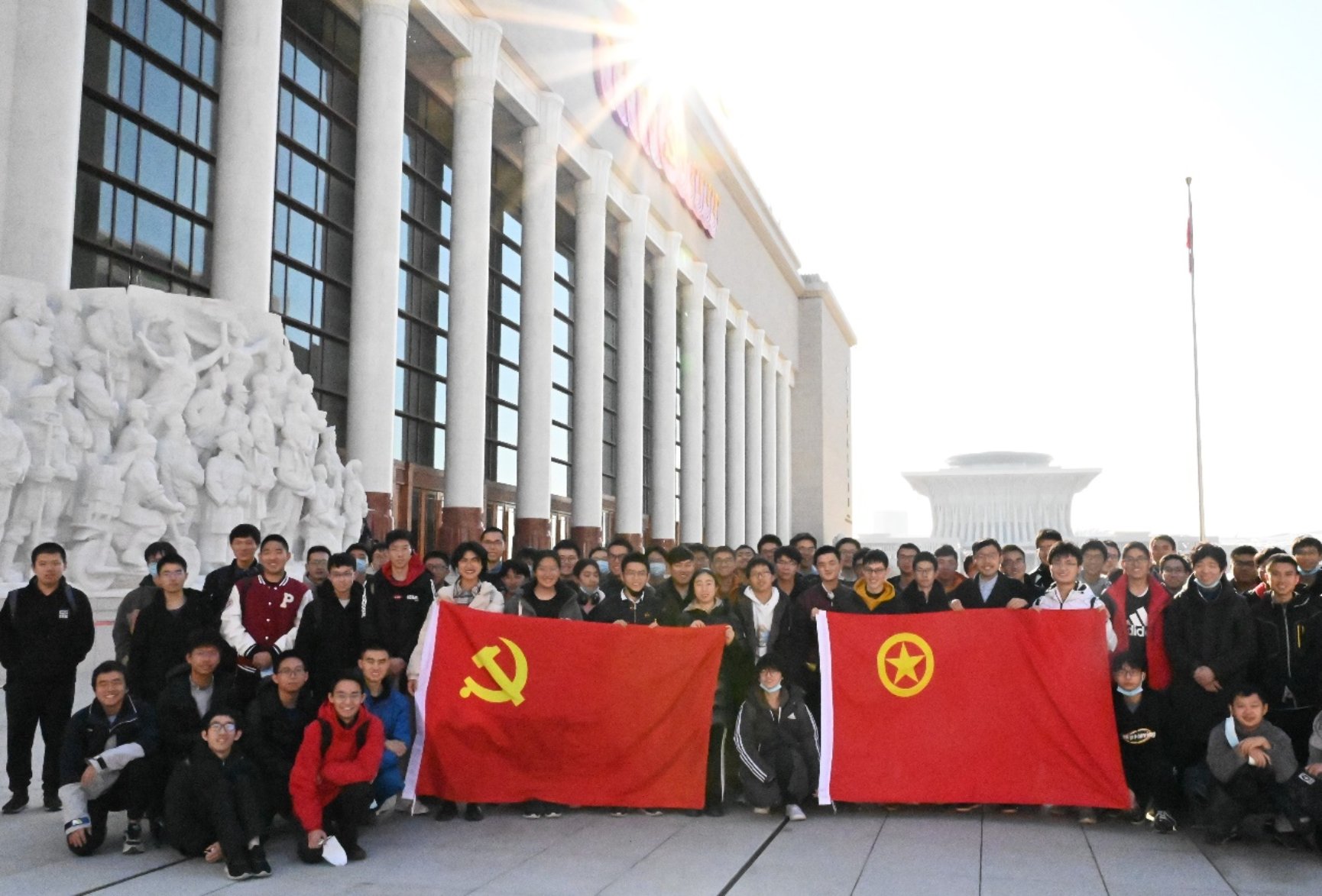 F:\Desktop\学工\学工周报\学工周报1209\郭姣裕+william威廉中文官网2019级、2021级本科生赴党史展览馆举办“永远跟党走”学生主题党团日活动.JPG